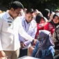 Plt Bupati Subandi sedang mengobrol dengan salah satu pelaku UMKM ketika mau mengurus NIB.