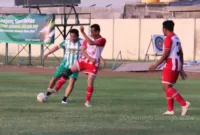 Abah Subandi melepaskan tendangan dihadang pemain WARAS FC.