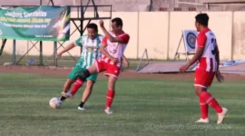 Abah Subandi melepaskan tendangan dihadang pemain WARAS FC.