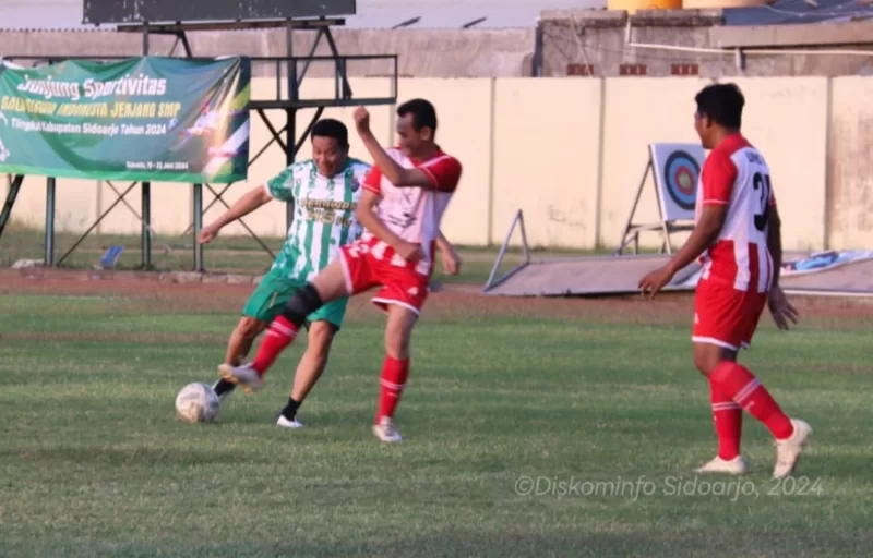 Abah Subandi melepaskan tendangan dihadang pemain WARAS FC.