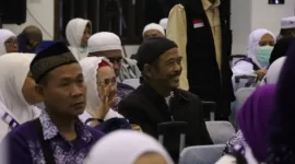 Para jamaah haji Indonesia saat di Asrama Haji Pondok Gede, Jakarta Timur, pada Minggu (23/06/2024) dini hari.