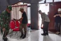 Polri bersama TNI dan warga ketika membersihkan tempat ibadah.