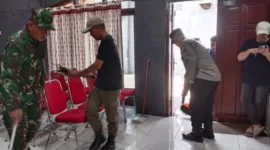 Polri bersama TNI dan warga ketika membersihkan tempat ibadah.