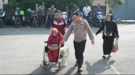 Salah satu warga difabel didampingi anggota Polresta Sidoarjo untuk lakukan pemeriksaan kesehatan.