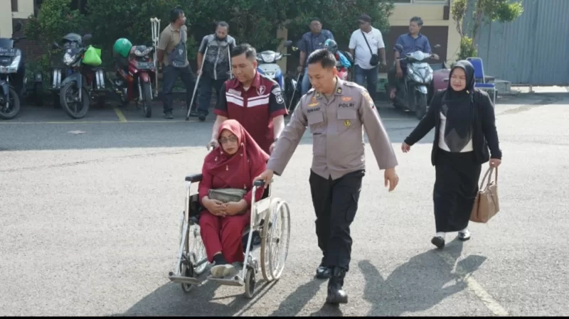 Salah satu warga difabel didampingi anggota Polresta Sidoarjo untuk lakukan pemeriksaan kesehatan.