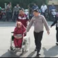 Salah satu warga difabel didampingi anggota Polresta Sidoarjo untuk lakukan pemeriksaan kesehatan.