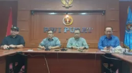 Ketua Dewan Kehormatan Sasongko Tedjo bersama Ketua Umum PWI Pusat Hendry Ch Bangun, didampingi Ketua Bidang Organisasi Zulmansyah Sekedang dan Ketua Dewan Pakar Agus Sudibyo saat konferensi pers, Kamis (27/6/2024) siang.