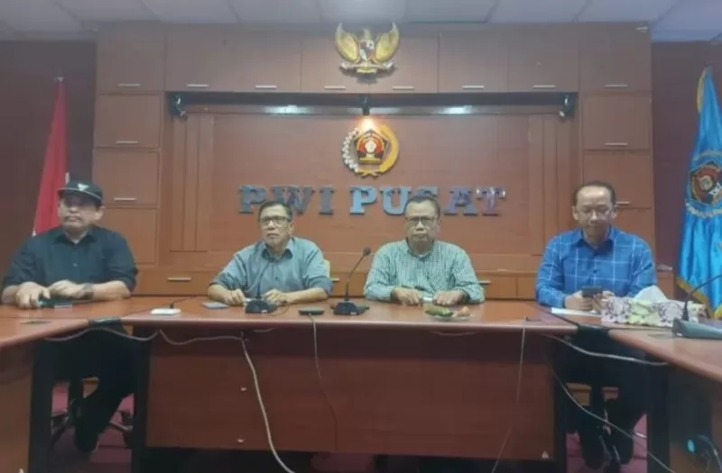 Ketua Dewan Kehormatan Sasongko Tedjo bersama Ketua Umum PWI Pusat Hendry Ch Bangun, didampingi Ketua Bidang Organisasi Zulmansyah Sekedang dan Ketua Dewan Pakar Agus Sudibyo saat konferensi pers, Kamis (27/6/2024) siang.
