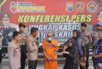 Kapolresta Sidoarjo Kombes. Pol. Christian Tobing interogasi pelaku terkait motif bunuh Ibu dan Bayi di Kamar kos di Sukodono, Jumat (28/6/2024).  