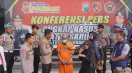Kapolresta Sidoarjo Kombes. Pol. Christian Tobing interogasi pelaku terkait motif bunuh Ibu dan Bayi di Kamar kos di Sukodono, Jumat (28/6/2024).  