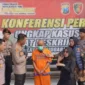 Kapolresta Sidoarjo Kombes. Pol. Christian Tobing interogasi pelaku terkait motif bunuh Ibu dan Bayi di Kamar kos di Sukodono, Jumat (28/6/2024).  