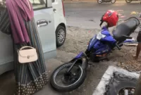 Sepeda motor penjual es keliling alami kerusakan parah dibagian depan.