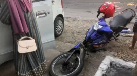 Sepeda motor penjual es keliling alami kerusakan parah dibagian depan.