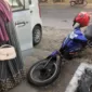 Sepeda motor penjual es keliling alami kerusakan parah dibagian depan.