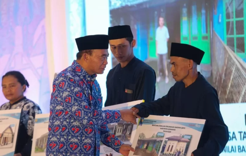 Menko PMK menyerahkan Bantuan Stimulan Perumahan Swadayan Bagi Beresiko Stunting dalam peringatan Harganas ke-31 di Semarang.

