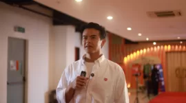 Aktor terkenal Dion Wiyoko.