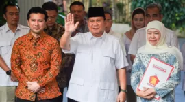 Prabowo Subianto menyerahkan langsung surat rekom kepada khofifah Indar Parawansa di hadapan Emil Elestianto Dardak. (foto: ist)