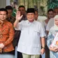 Prabowo Subianto menyerahkan langsung surat rekom kepada khofifah Indar Parawansa di hadapan Emil Elestianto Dardak. (foto: ist)