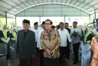 Meteri Hukum dan Hak Asasi Manusia Yasonna Laoly (kanan) saat menghadiri wisuda siswa di Ponped Sunan Drajat Paciran Lamongan. (foto: humas kemenkumham jatim)