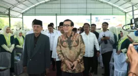 Meteri Hukum dan Hak Asasi Manusia Yasonna Laoly (kanan) saat menghadiri wisuda siswa di Ponped Sunan Drajat Paciran Lamongan. (foto: humas kemenkumham jatim)
