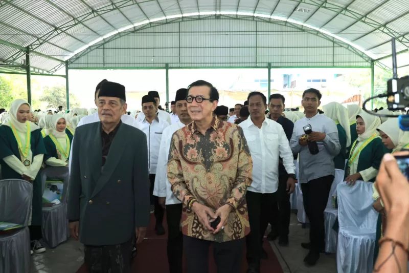Meteri Hukum dan Hak Asasi Manusia Yasonna Laoly (kanan) saat menghadiri wisuda siswa di Ponped Sunan Drajat Paciran Lamongan. (foto: humas kemenkumham jatim)