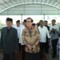 Meteri Hukum dan Hak Asasi Manusia Yasonna Laoly (kanan) saat menghadiri wisuda siswa di Ponped Sunan Drajat Paciran Lamongan. (foto: humas kemenkumham jatim)