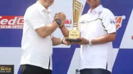 Wali Kota Surabaya Eri Cahyadi bersama Ketua IMI Kota Surabaya Rinto Ari Rakhmanto di event balap motor Matapanah Cup 2023 di Sirkuit GBT. (foto; IMI Surabaya)