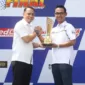 Wali Kota Surabaya Eri Cahyadi bersama Ketua IMI Kota Surabaya Rinto Ari Rakhmanto di event balap motor Matapanah Cup 2023 di Sirkuit GBT. (foto; IMI Surabaya)