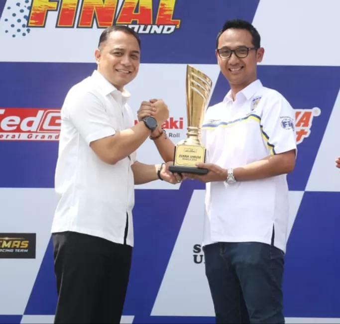 Wali Kota Surabaya Eri Cahyadi bersama Ketua IMI Kota Surabaya Rinto Ari Rakhmanto di event balap motor Matapanah Cup 2023 di Sirkuit GBT. (foto; IMI Surabaya)