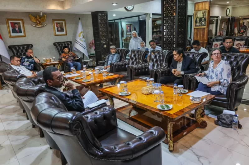 Direktur Internasional Survival Asia menemui Ketua DPD RI AA LaNyalla Mahmud Mattalitti. (foto: tim media LaNyalla) 