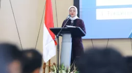Menaker RI Ida Fauziyah meresmikan Perkumpulan Pengelola Pelatihan Pekerja Migran Indonesia. (foto: Humas Kemnaker) 