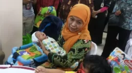 Khofifah Indar Parawansa mengajak masyarakat membangun ketahanan keluarga berkualitas menuju Generasi Emas 2045. (foto: ist)