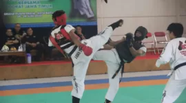 Atlet Kodrat Jatim bertarung melawan atlet Kodrat Jateng. (foto: ist)