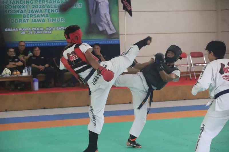 Atlet Kodrat Jatim bertarung melawan atlet Kodrat Jateng. (foto: ist)