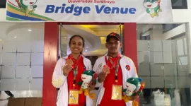 Meliana Ximenes Belo dan Agostinho da Costa Perreira meraih medali perunggu di cabor bridge kategori mixed pairs. (foto: Universitas Surabaya) 