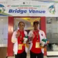 Meliana Ximenes Belo dan Agostinho da Costa Perreira meraih medali perunggu di cabor bridge kategori mixed pairs. (foto: Universitas Surabaya) 