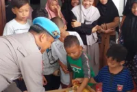 Si Propam Polresta Sidoarjo berbagi kebahagiaan memperingati Hari Bhayangkara ke-78. Dengan memberikan bantuan ke anak-anak Panti Asuhan Al Hannan, pada Kamis (4/7/2024).