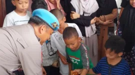 Si Propam Polresta Sidoarjo berbagi kebahagiaan memperingati Hari Bhayangkara ke-78. Dengan memberikan bantuan ke anak-anak Panti Asuhan Al Hannan, pada Kamis (4/7/2024).