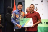 Plt Bupati Subandi secara simbolis serahkan kartu BPJS Ketenagakerjaan kepada pekerja rentan di Sidoarjo.