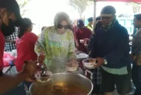 Hj Mimik Idayana didampingi tim Warung Keliling gratis serta Rawon Bok Legi blusukan dan bagikan makan dan minum ke masyarakat di Desa Jambangan, Candi, Jumat (26/7/2024).