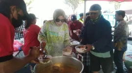 Hj Mimik Idayana didampingi tim Warung Keliling gratis serta Rawon Bok Legi blusukan dan bagikan makan dan minum ke masyarakat di Desa Jambangan, Candi, Jumat (26/7/2024).