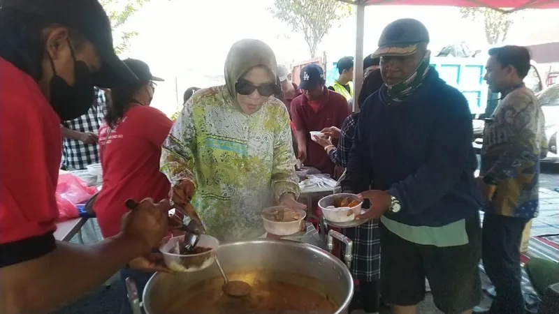 Hj Mimik Idayana didampingi tim Warung Keliling gratis serta Rawon Bok Legi blusukan dan bagikan makan dan minum ke masyarakat di Desa Jambangan, Candi, Jumat (26/7/2024).