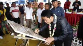 Plt Bupati Subandi resmikan gedung Pos Kesehatan Desa (Poskesdes) di Desa Ngingas, Kecamatan Waru, Sidoarjo.