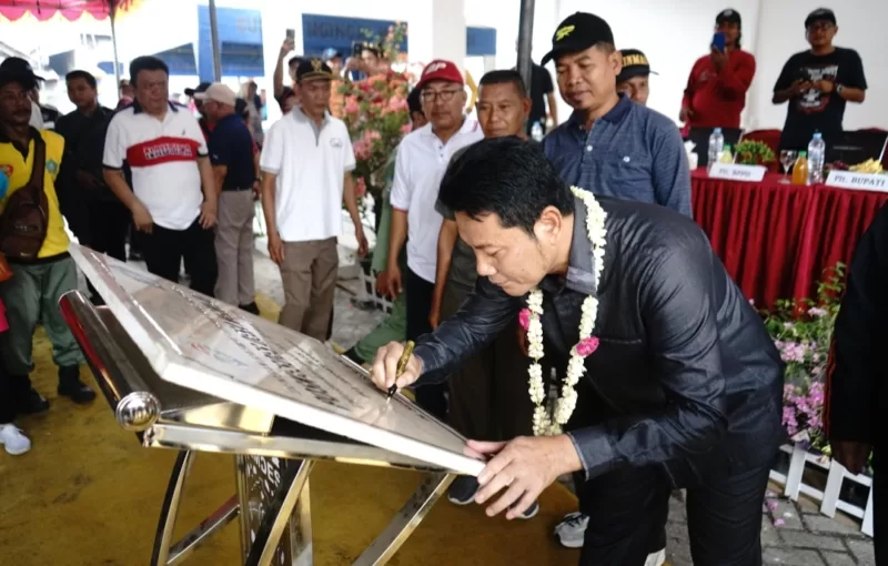 Plt Bupati Subandi resmikan gedung Pos Kesehatan Desa (Poskesdes) di Desa Ngingas, Kecamatan Waru, Sidoarjo.