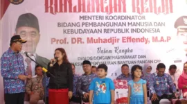 Menko Muhadjir kunjungan kerja Bantuan Cadangan Pangan Pemerintah (CPP) di Kantor Kelurahan Tanjung Mas, Kecamatan Semarang Utara, Kota Semarang, Jawa Tengah, pada Sabtu (29/6/2024).