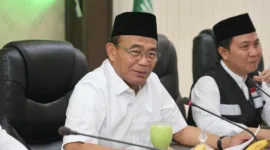 Menko PMK Muhadjir Effendy didampingi Dirjen Penyelenggara Haji dan Umrah Kementerian Agama, Duta Besar RI Riyadh, Konsulat Jenderal RI Jeddah di Kantor Urusan Haji Indonesia KJRI, Jeddah, Arab Saudi, pada Kamis (4/7/2024).