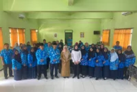 Iptu Utun Utami bersama guru usai acara workshop Pengembangan Keprofesian Berkelanjutan (PKB) di SMP Negeri 2 Krembung, Selasa (9/7/2024).
