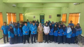 Iptu Utun Utami bersama guru usai acara workshop Pengembangan Keprofesian Berkelanjutan (PKB) di SMP Negeri 2 Krembung, Selasa (9/7/2024).