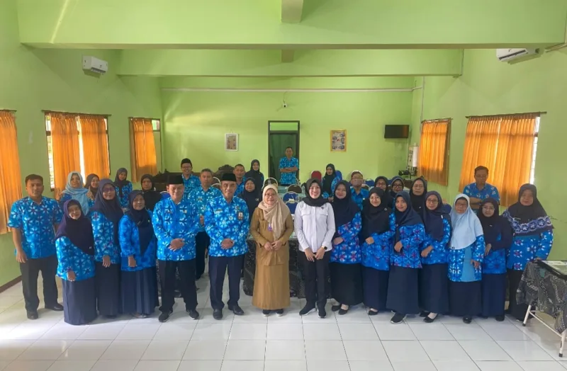 Iptu Utun Utami bersama guru usai acara workshop Pengembangan Keprofesian Berkelanjutan (PKB) di SMP Negeri 2 Krembung, Selasa (9/7/2024).
