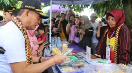 Menko PMK Muhadjir Effendy saat mengunjungi stand di Kampung Pasar Yosomulyo Kota Metro.